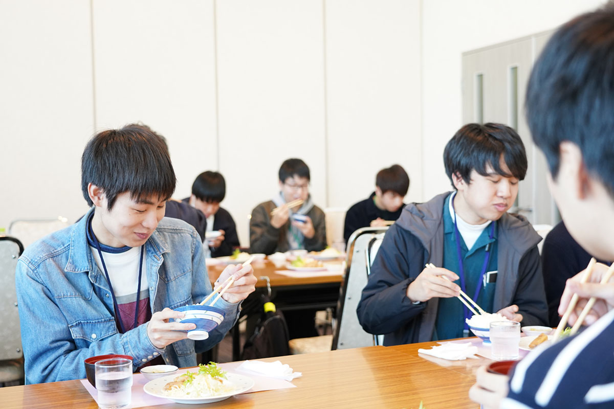 昼食をとる学生達