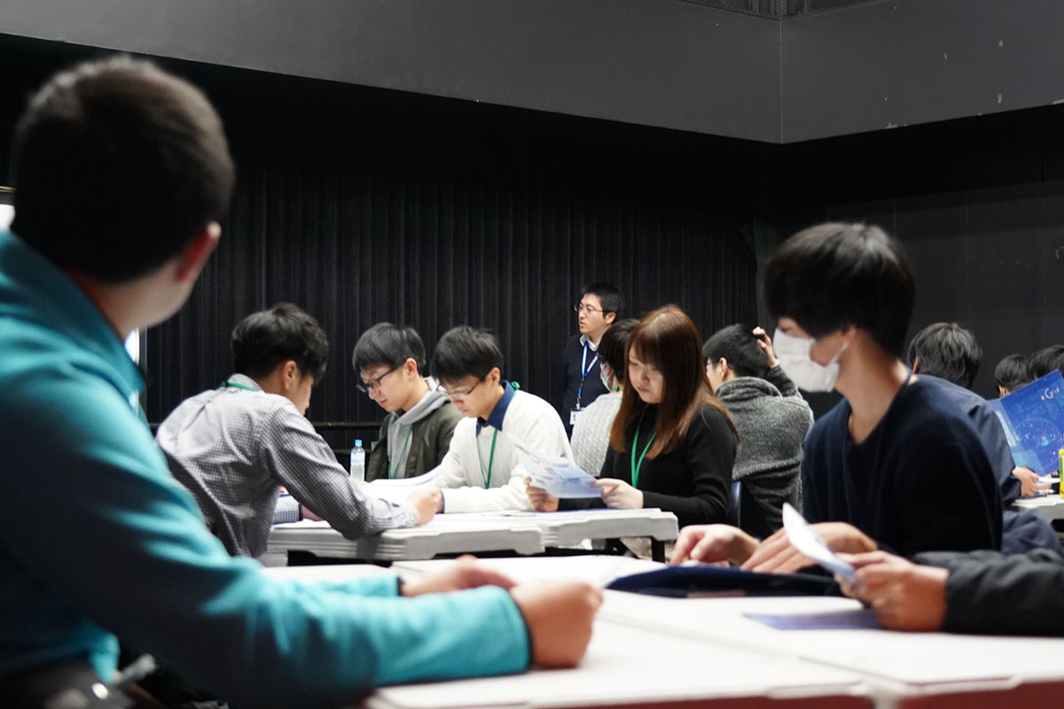 チーム出雲の説明を聞く学生達