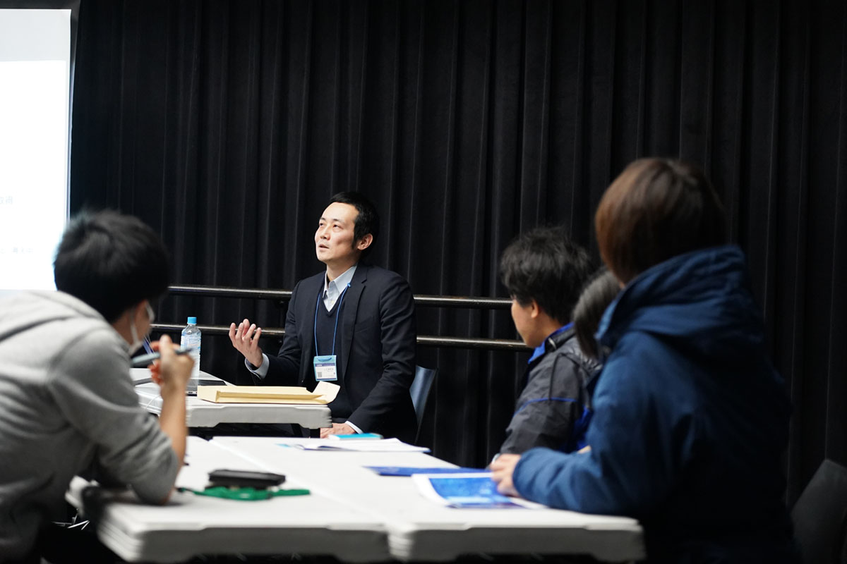 学生からの質問に答える三島笑会代表