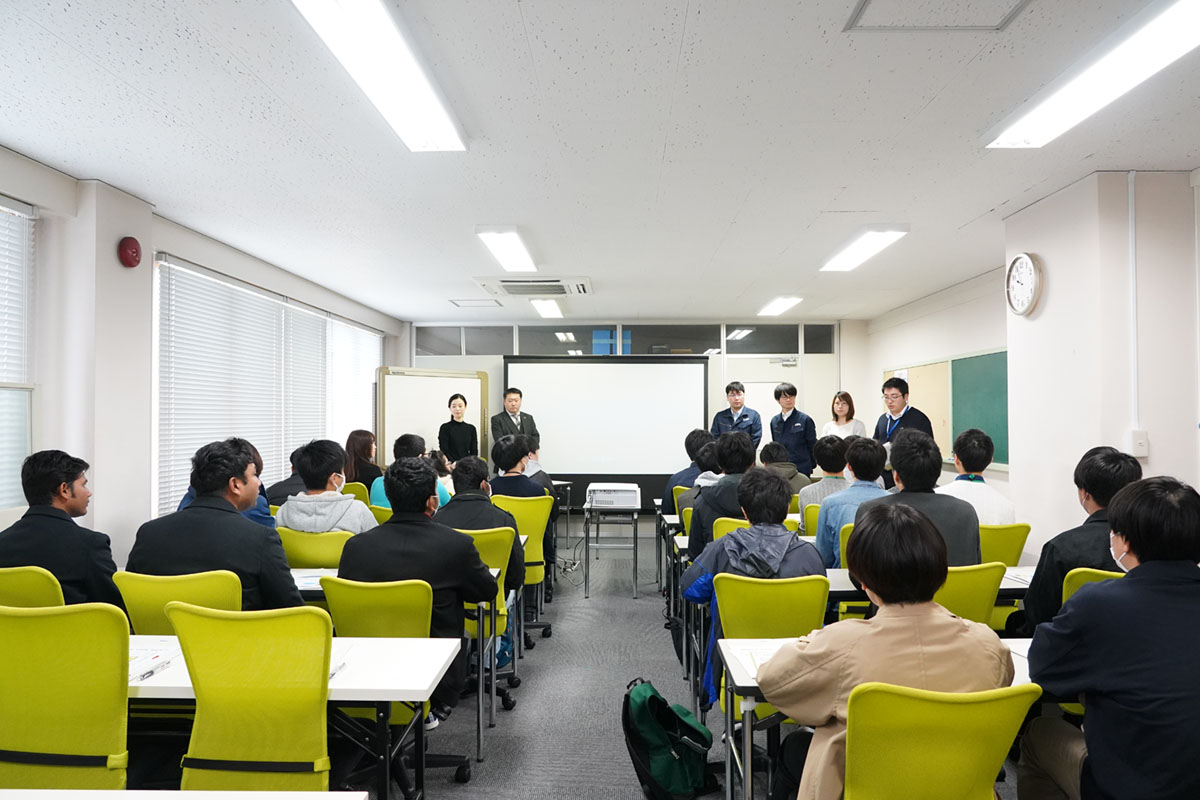 会社の説明を聞く学生達全景