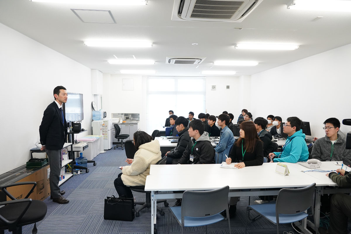 会社概要の説明を聞く学生達