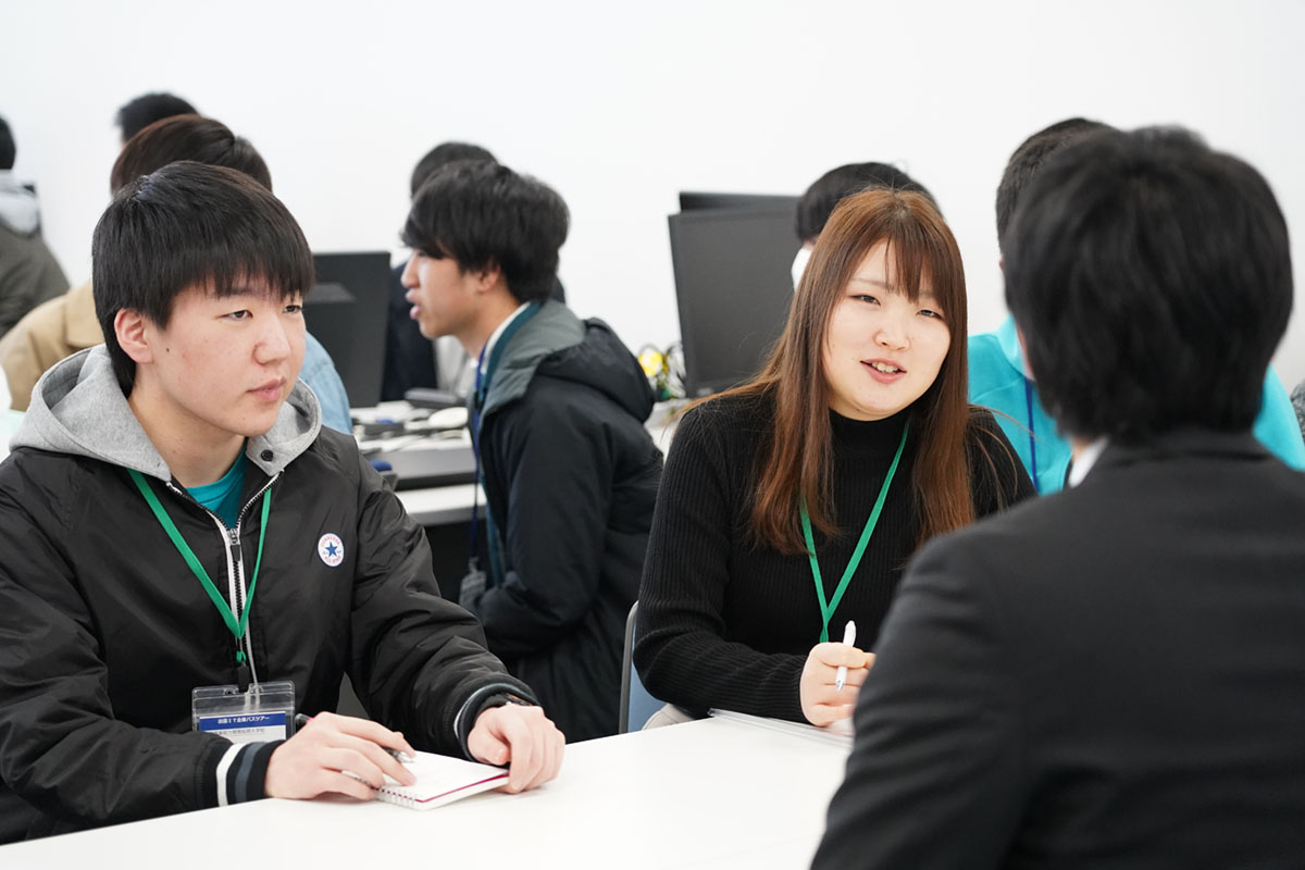 社員に質問をする女子学生