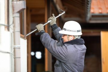 道具を使用して解体工事を行います