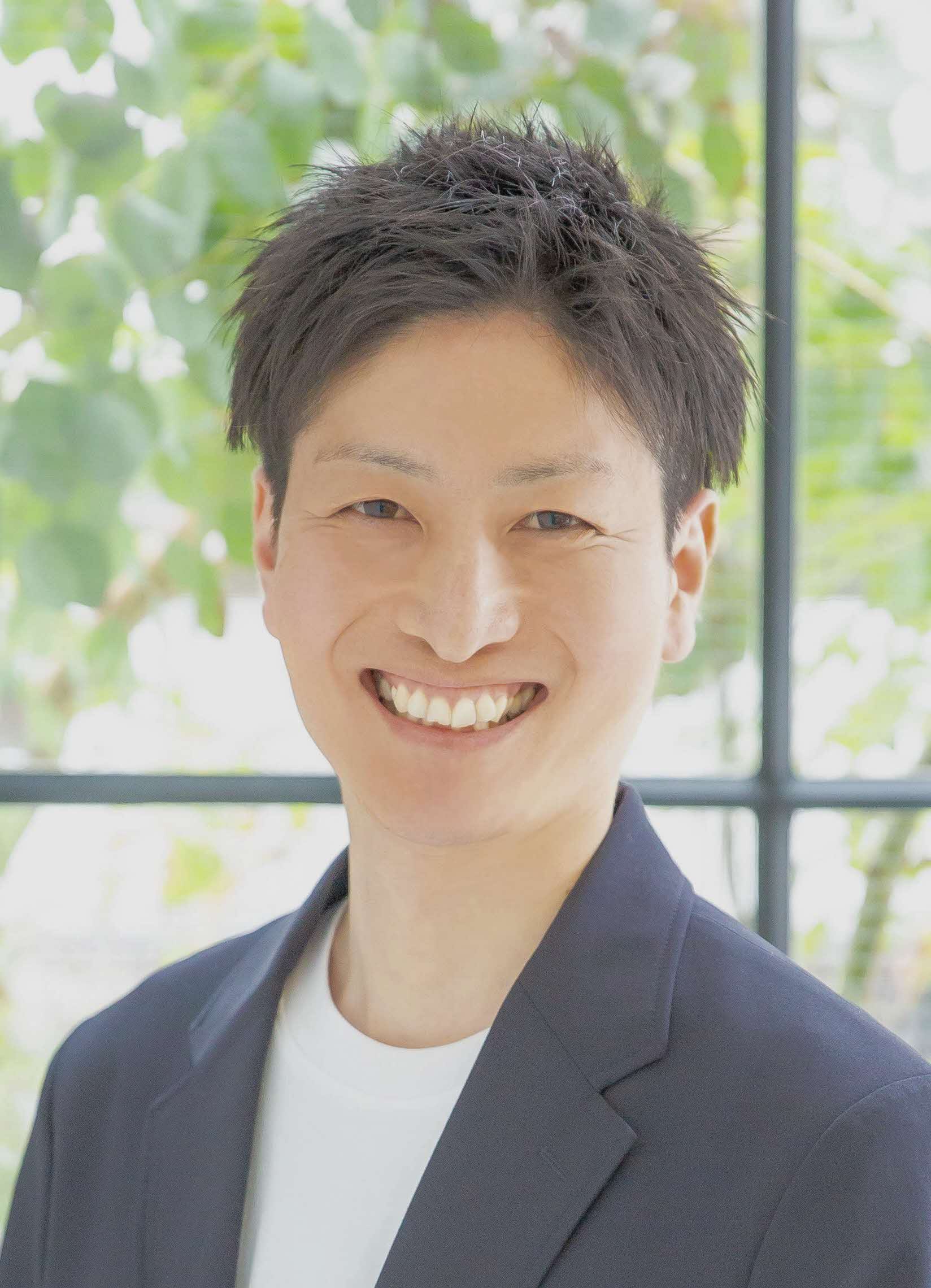 村上写真(バストアップ).jpg